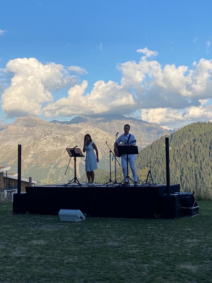 Le duo Soft Mood sur scène en montagne